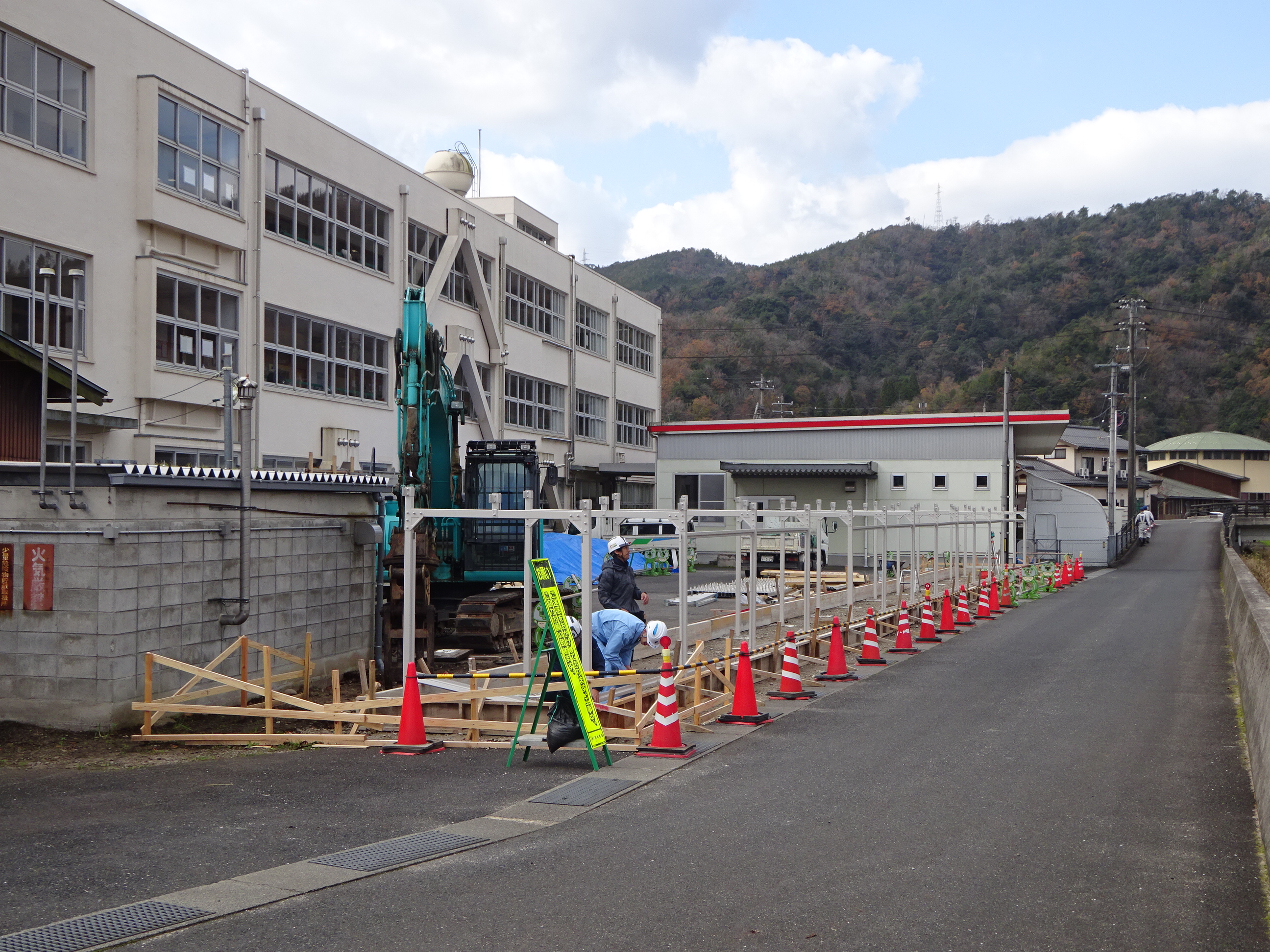 20221208三朝中学校教室棟裏側状況（北東より）