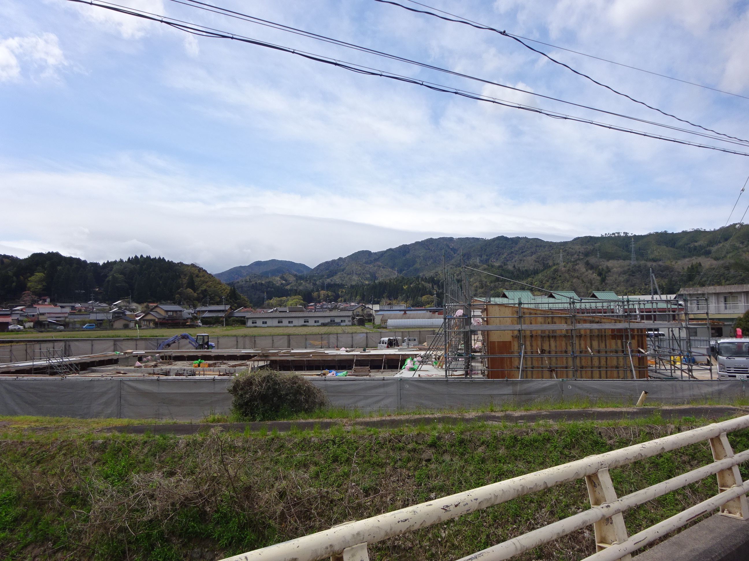 20230406三朝小中学校プール工事状況（北東より）②
